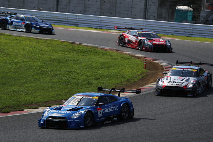 GT500クラススタート直後の1コーナー
