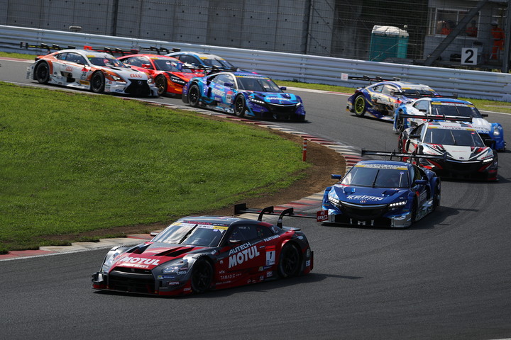 GT500クラススタート直後の1コーナー