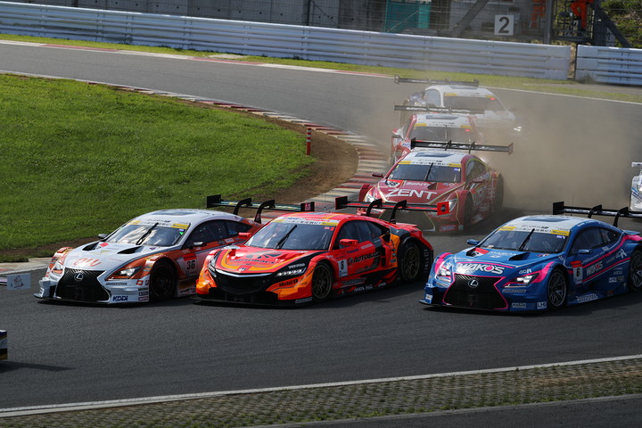 GT500クラススタート直後の1コーナー