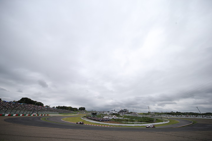 1コーナーを駆けるGTマシン