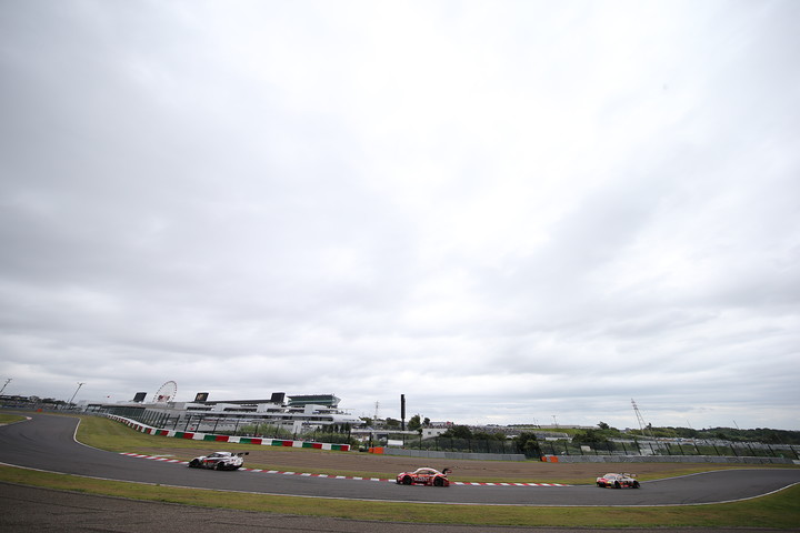 S字から逆バンクに向かうマシン