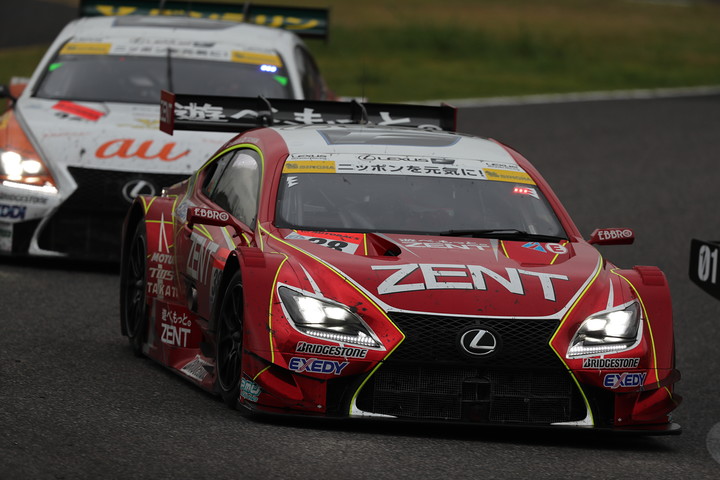 立川祐路／石浦宏明組（ZENT CERUMO RC F）と伊藤大輔／ニック・キャシディ組（au TOM'S RC F）のトップ争い