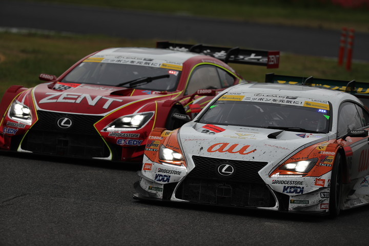 立川祐路／石浦宏明組（ZENT CERUMO RC F）と伊藤大輔／ニック・キャシディ組（au TOM'S RC F）のトップ争い