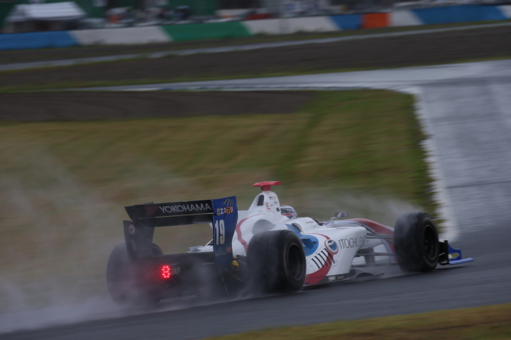 フリー走行1回目: ジョアオ・パオロ・デ・オリベイラ（ITOCHU ENEX TEAM IMPUL SF14）