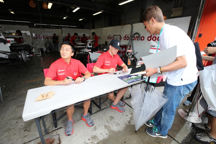 ピットウォーク: 野尻智紀とストフェル・バンドーン（DOCOMO TEAM DANDELION RACING）