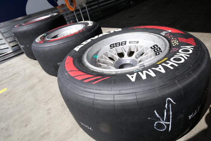 ノックアウト予選Q1: このレースのみ投入されたヨコハマのソフトタイヤ（赤ラインが目印）