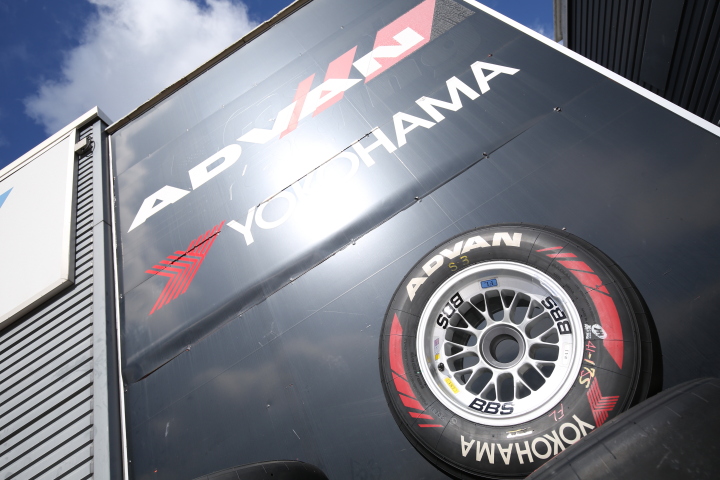 ノックアウト予選Q1: このレースのみ投入されたヨコハマのソフトタイヤ（赤ラインが目印）