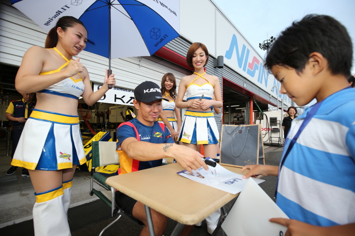 キッズピットウォーク: 小林可夢偉（SUNOCO TEAM LEMANS）