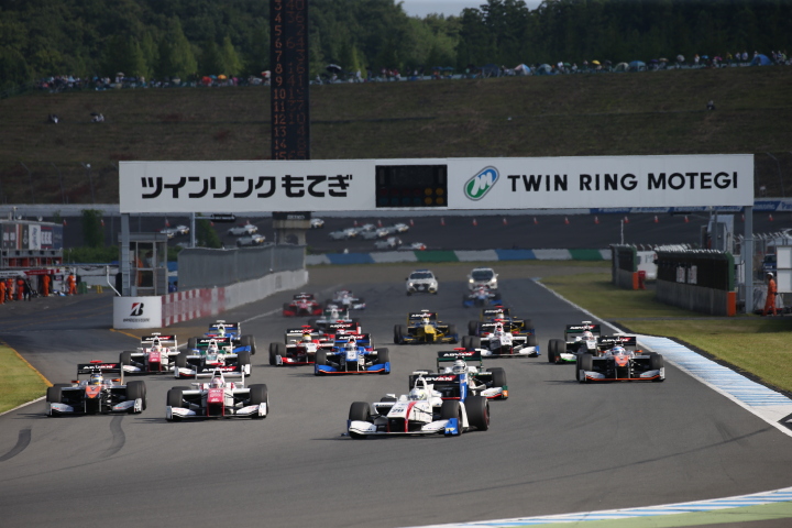 決勝レース: 52周のレースがスタートした