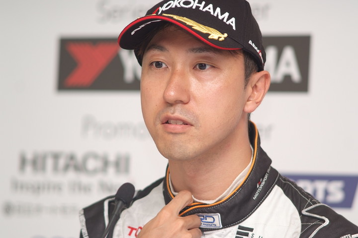 予選記者会見: 2位の石浦宏明（P.MU/CERUMO · INGING）