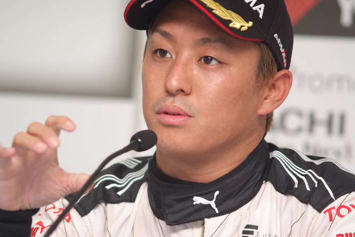 予選記者会見: ポールポジションの関口雄飛（ITOCHU ENEX TEAM IMPUL）