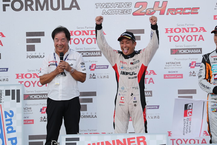 優勝した関口雄飛とチーム監督の星野一義氏（ITOCHU ENEX TEAM IMPUL）
