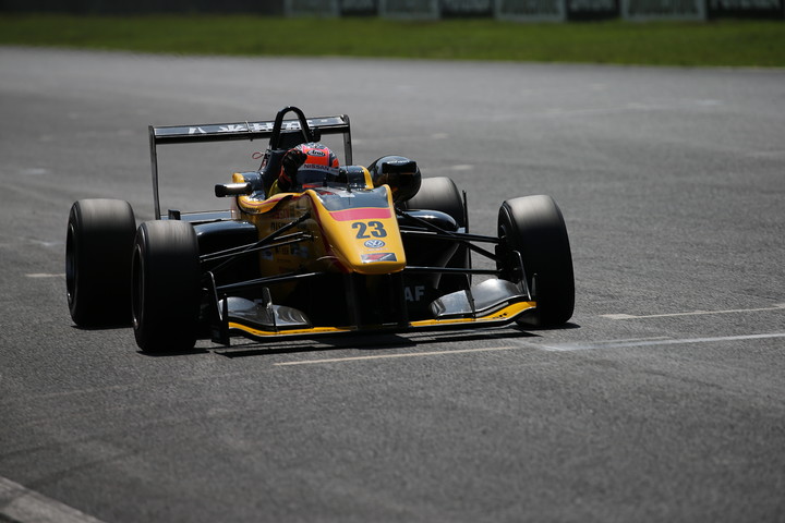 トップでゴールする高星明誠（B-MAX NDDP F3）