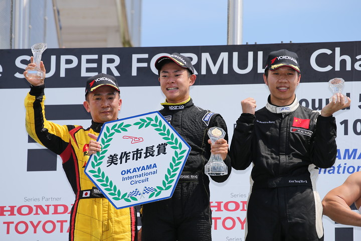 Nクラス表彰式: 優勝・片山義章、2位・DRAGON、3位・アレックス・ヤン