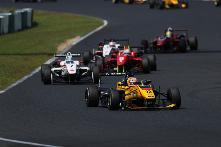 25周の決勝レースがスタートした