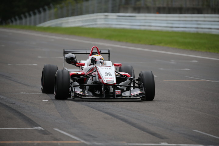 トップでゴールする山下健太（ZENT TOM'S F312）