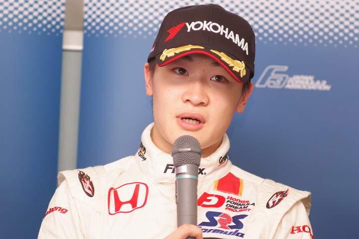 決勝記者会見: 2位の阪口晴南（HFDP RACING）