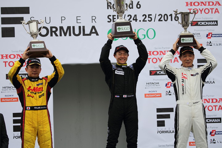 Nクラス表彰式: 優勝・片山義章、2位・DRAGON、3位・植田正幸