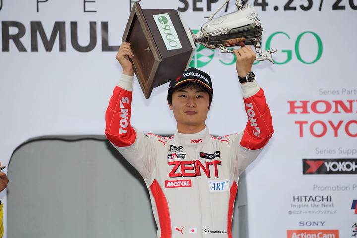 表彰式: 優勝した山下健太（TEAM TOM'S）