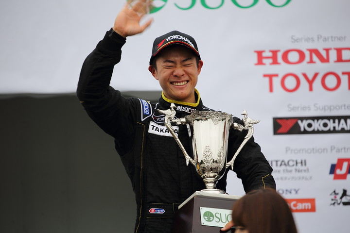 Nクラス表彰式: 優勝した片山義章（Petit Lemans Racing）