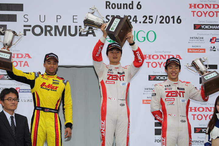 表彰式: 優勝・山下健太、2位・ヤン・マーデンボロー、3位・坪井翔