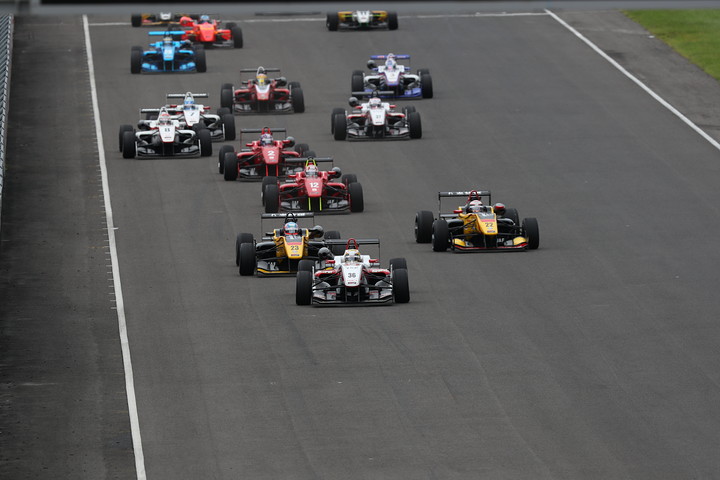 25周の決勝レースがスタートした