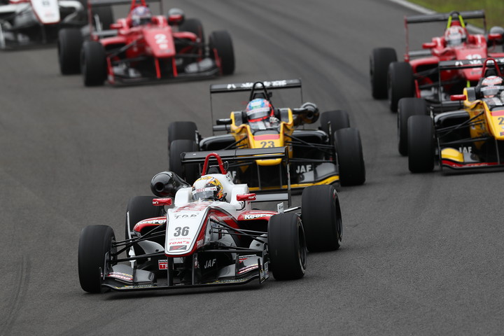 雨の中25周の決勝レースがスタートした