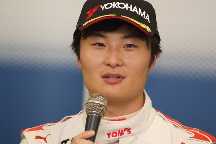 決勝記者会見: 優勝の山下健太（TEAM TOM'S）