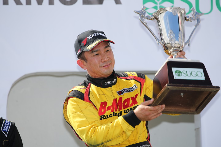 Nクラス表彰式: 優勝したDRAGON（B-Max Racing team）