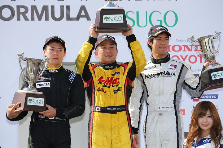 Nクラス表彰式: 優勝・DRAGON、2位・片山義章、3位・廣田築