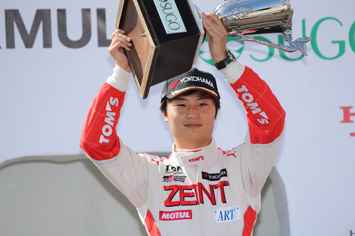 表彰式: 優勝した山下健太（TEAM TOM'S）