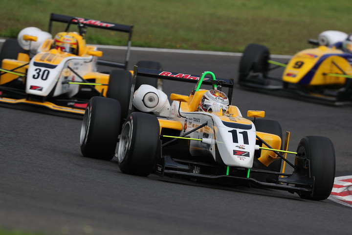 スタート直後、ヘアピンに進入するNクラストップグループ