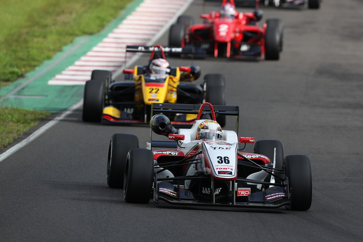 スタート直後、ヘアピンに進入するトップグループ