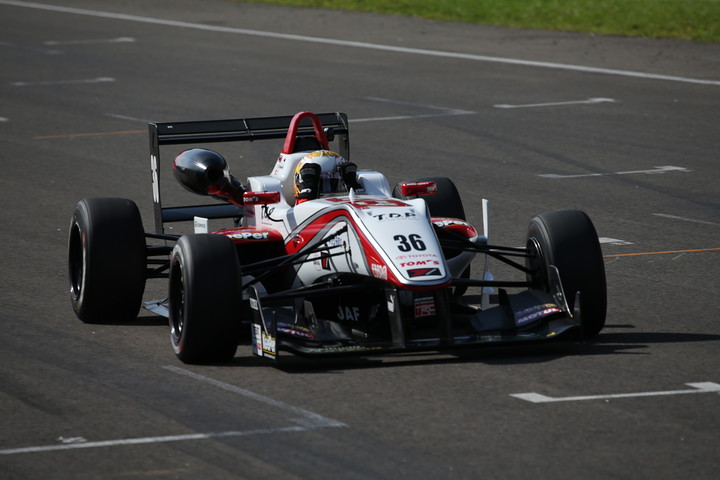 トップでゴールする歓喜の山下健太（ZENT TOM'S F312）