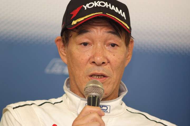 決勝記者会見: Nクラス2位の植田正幸（B-Max RACING TEAM）