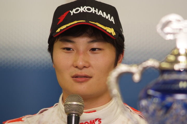決勝記者会見: 優勝の山下健太（TEAM TOM'S）