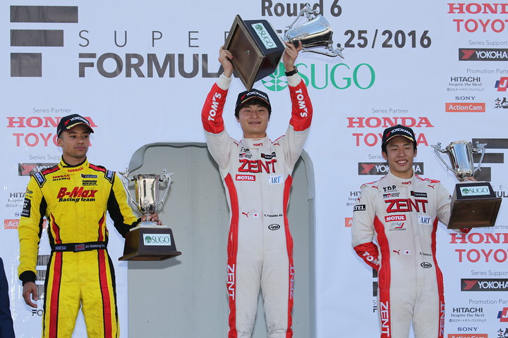 表彰式: 優勝・山下健太、2位・ヤン・マーデンボロー、3位・坪井翔