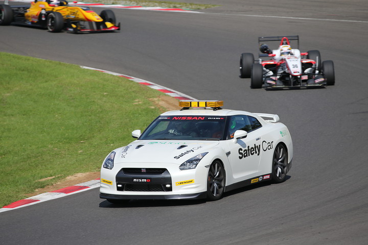 片山義章のクラッシュによりセーフティーカーが導入された