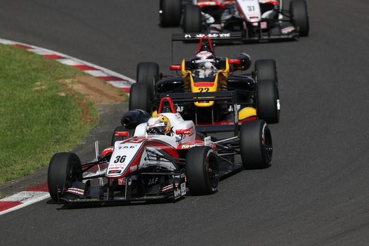 スタート直後のトップグループ