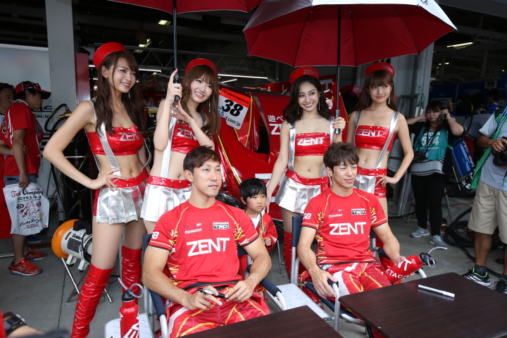 ピットウォーク: 石浦宏明と立川祐路（LEXUS TEAM ZENT CERUMO）