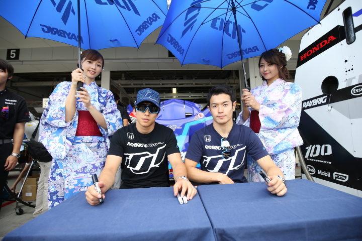 ピットウォーク: 伊沢拓也と山本尚貴（TEAM KUNIMITSU）