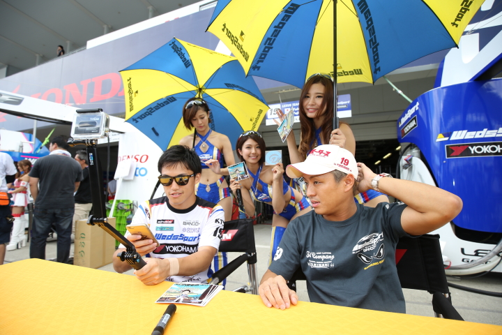 ピットウォーク: 国本雄資と関口雄飛（LEXUS TEAM WedsSport BANDOH）