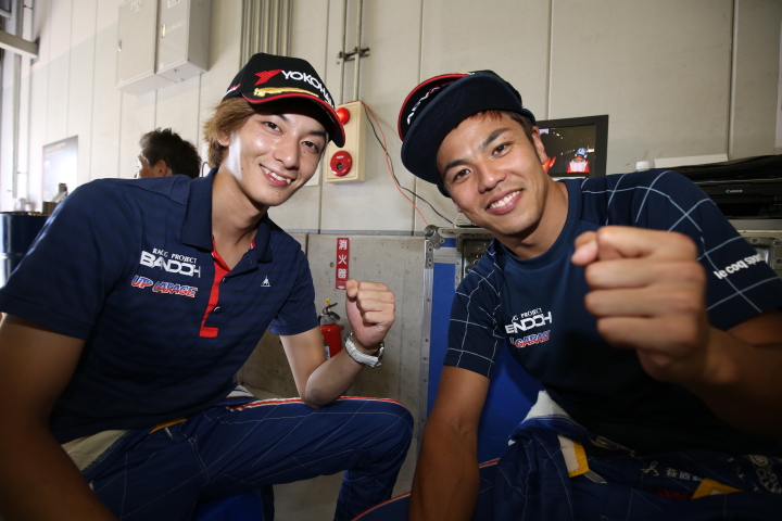 公式予選: GT300でポールポジションを獲得した山田真之亮と中山友貴（TEAM UPGARAGE with BANDOH）