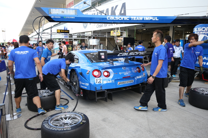 GTキッズウォーク: タイヤ交換練習を行うTEAM IMPUL