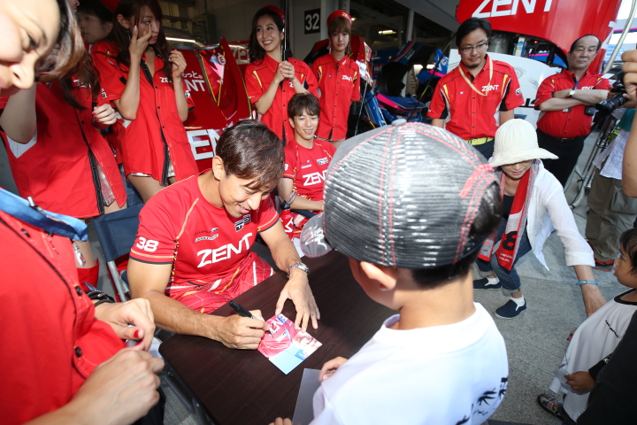 GTキッズウォーク: 石浦宏明（LEXUS TEAM ZENT CERUMO）