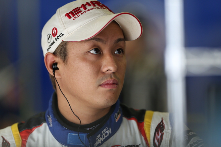 スタート進行: 関口雄飛（LEXUS TEAM WedsSport BANDOH）