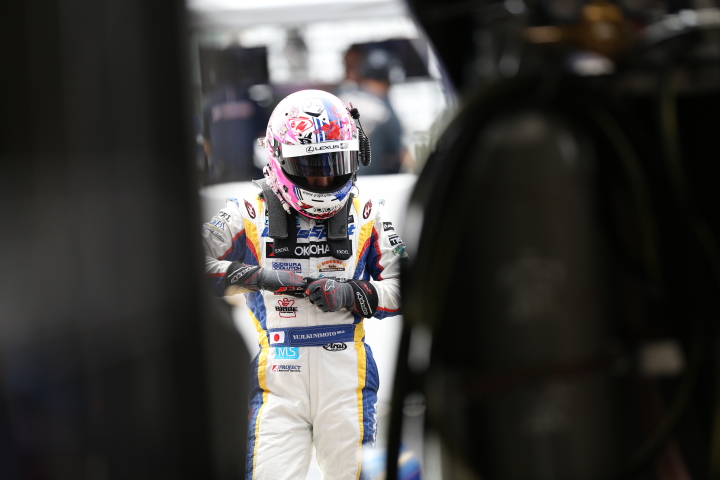 スタート進行: 国本雄資（LEXUS TEAM WedsSport BANDOH）