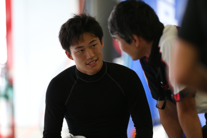 スタート進行: 国本雄資（LEXUS TEAM WedsSport BANDOH）