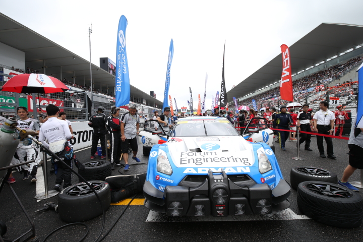 スタート進行: フォーラムエンジニアリングADVAN GT-R