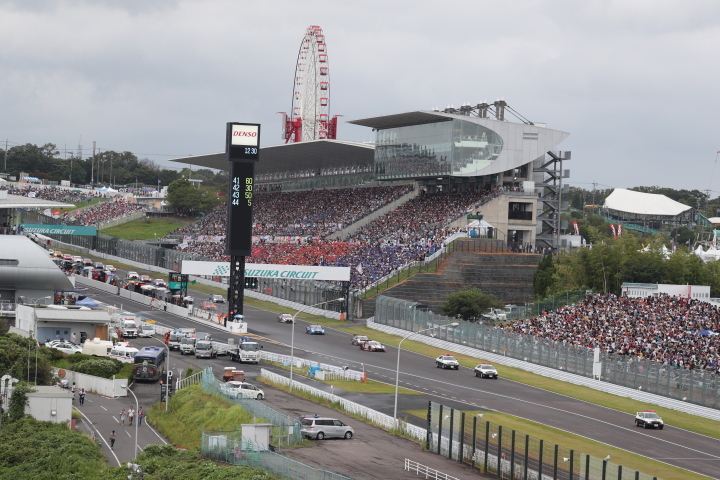 決勝レース: パトカーの先導でパレードラップが始まった